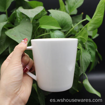 Taza de té de copa de cerámica de café destacada